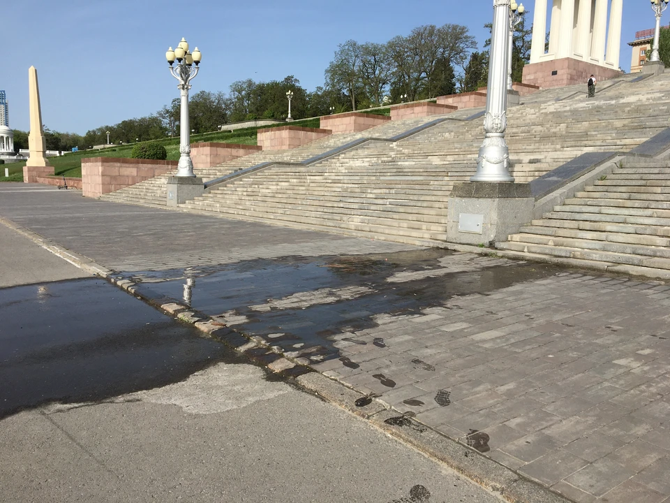 Потоки воды из-под лестницы напугали горожан. Фото: Иво Васильев.