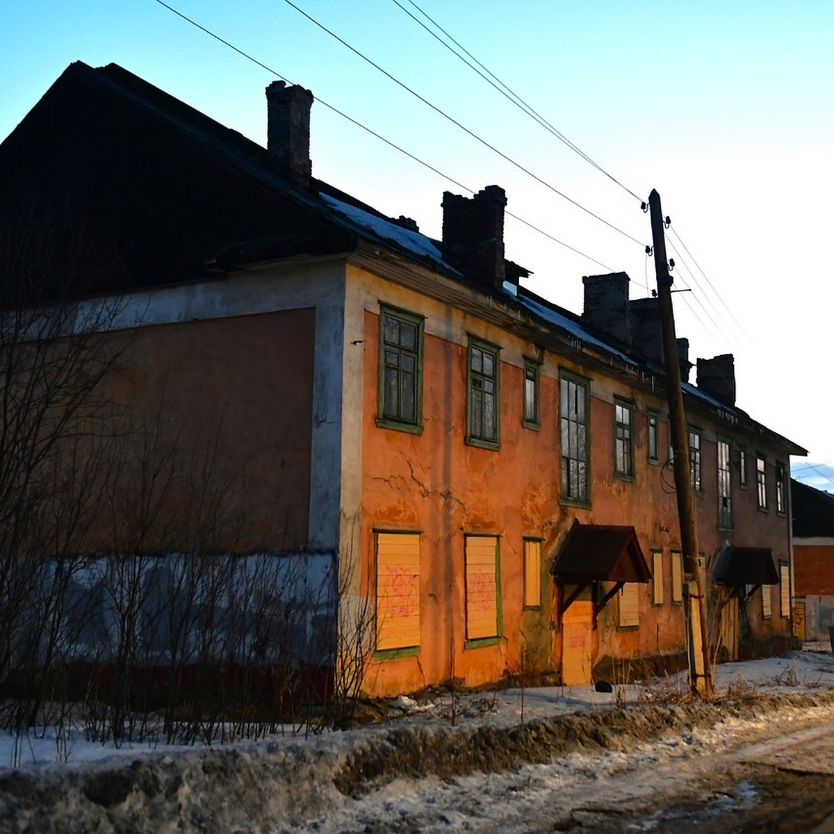 В Мурманске снесли первые три «деревяшки» из запланированных в 2024 году -  KP.RU