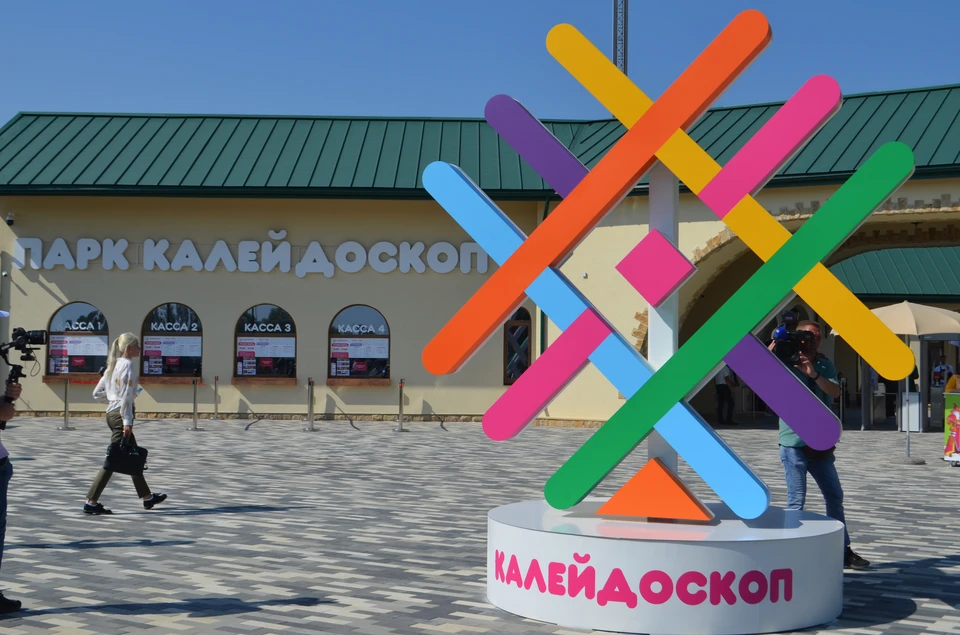 В белгородском парке «Калейдоскоп» начали монтировать колесо обозрения.