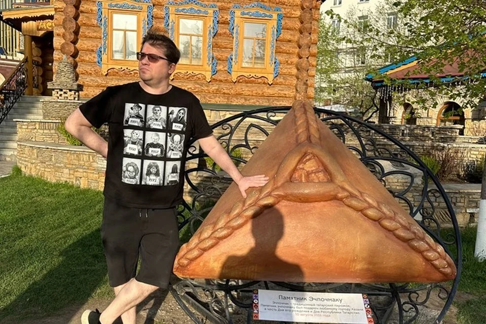 Комик сфотографировался с памятником эчпочмаку. Фото: telegram-канал Гарика Харламова