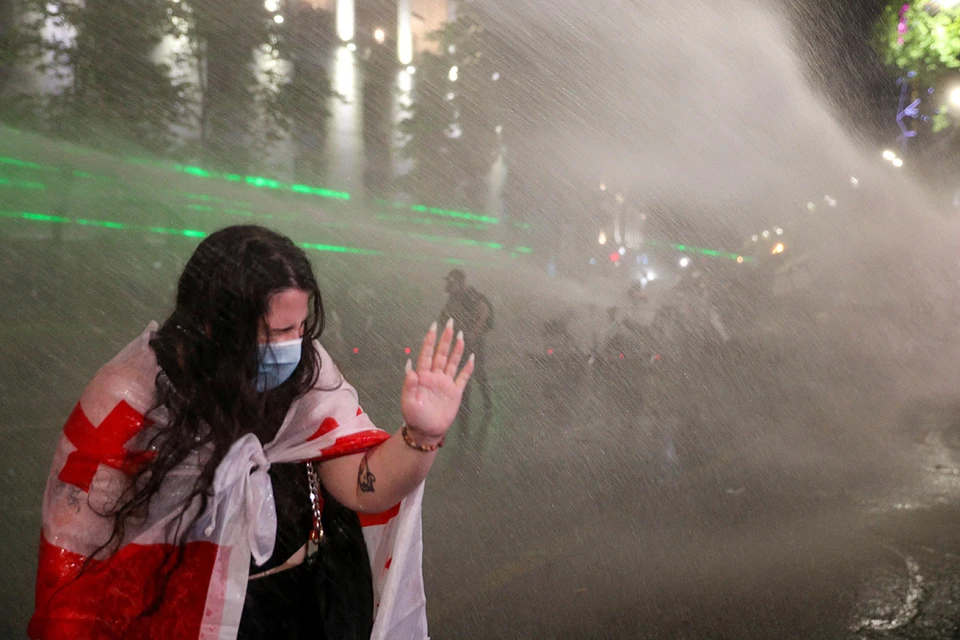 Когда «демонстранты» начали возводить баррикады, силовики стали применять водометы