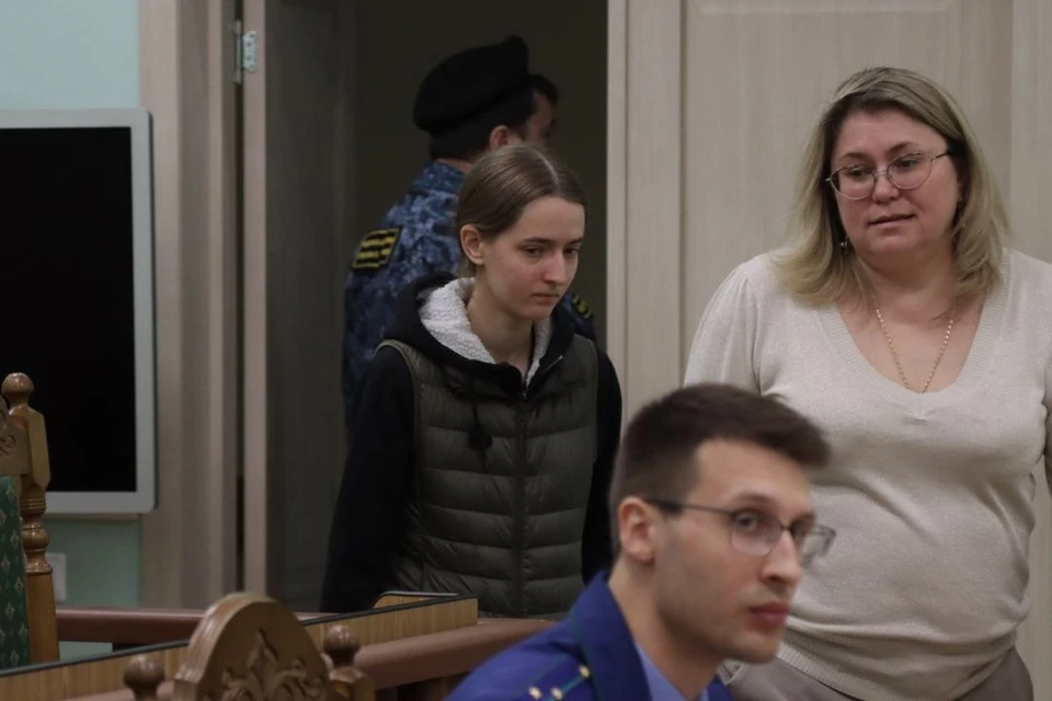 Алиса Федорова (по центру) заступилась за мать, которую обвиняют в попытке ее убийства.