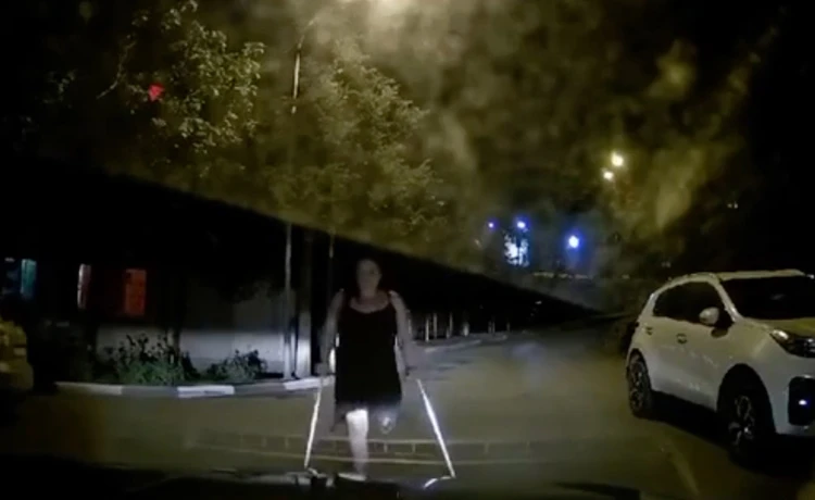 В Крыму одноногая женщина бросилась под машину, инсценируя ДТП