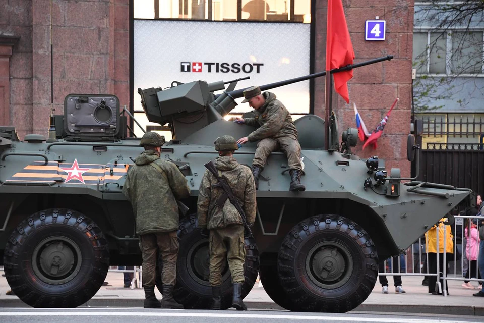 Военная техника выдвинулась на репетицию парада Победы в Москве