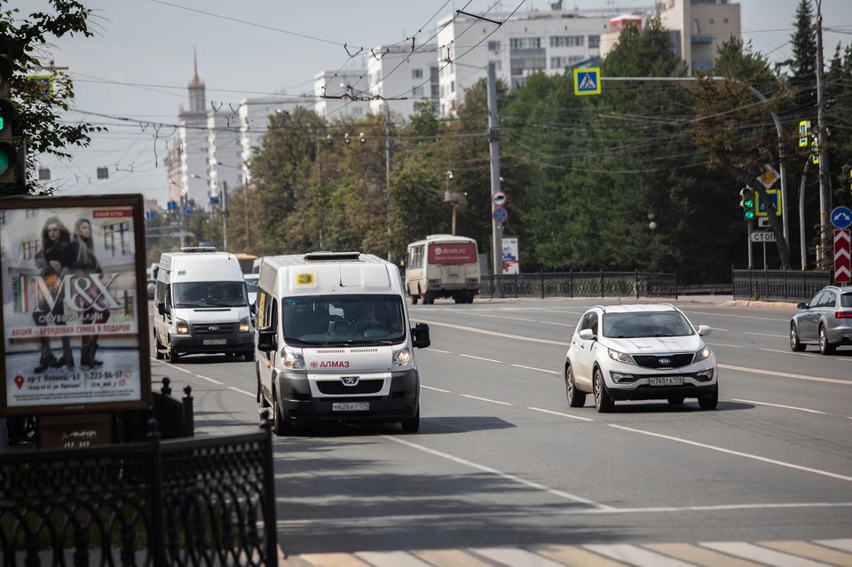 Маршрутный микроавтобус выехал на встречную полосу на проспекте Ленина