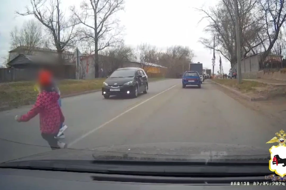 Иномарка на скорости сбила двух девочек на улице Полярная в Иркутске