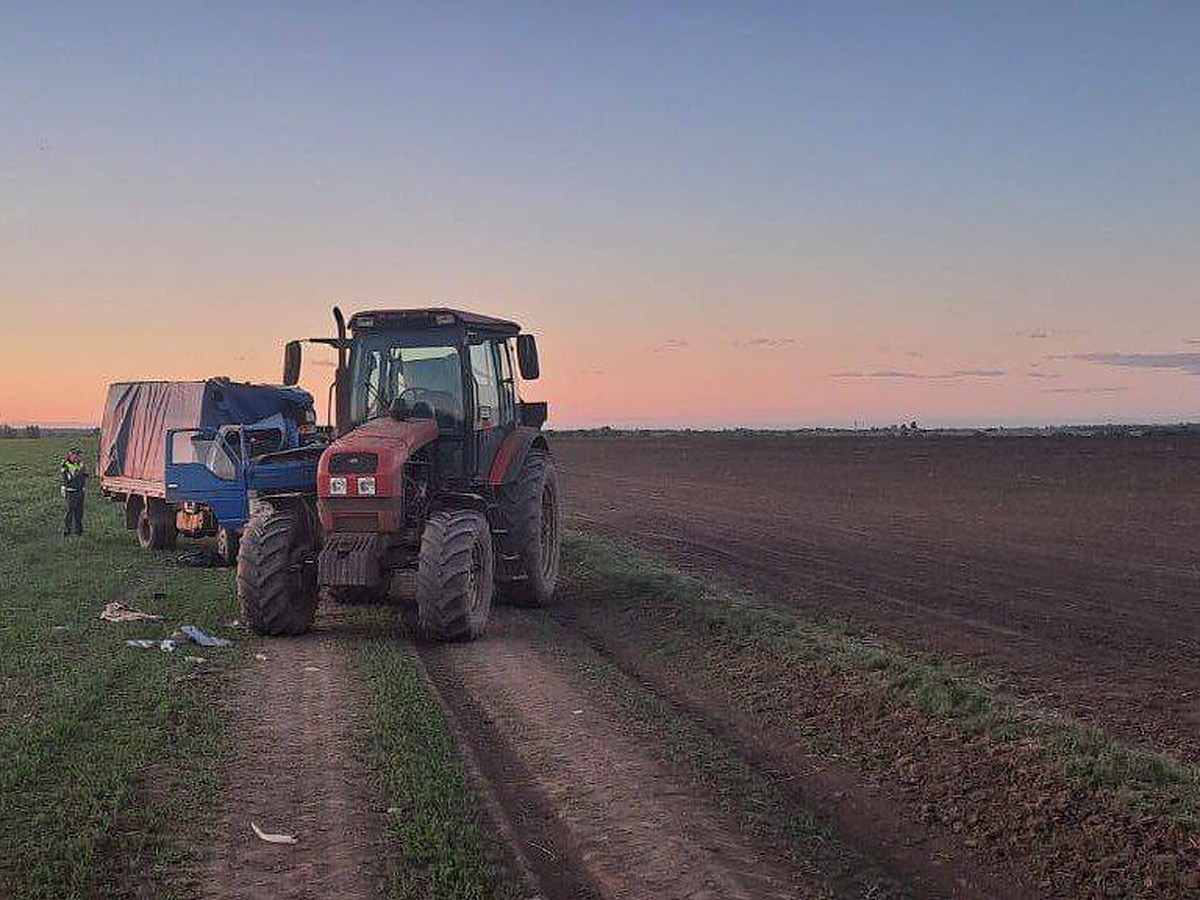 Под Саратовом водитель погиб в ДТП фуры и трактора - KP.RU