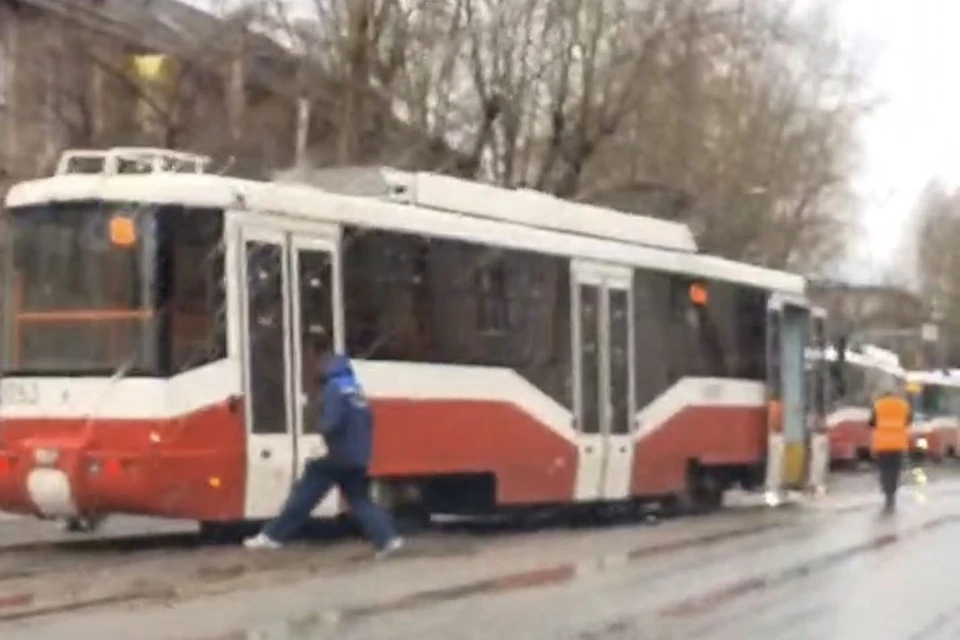 Трамваи № 14 и 15 сошли с рельсов в Новосибирске. Фото: стоп-кадр