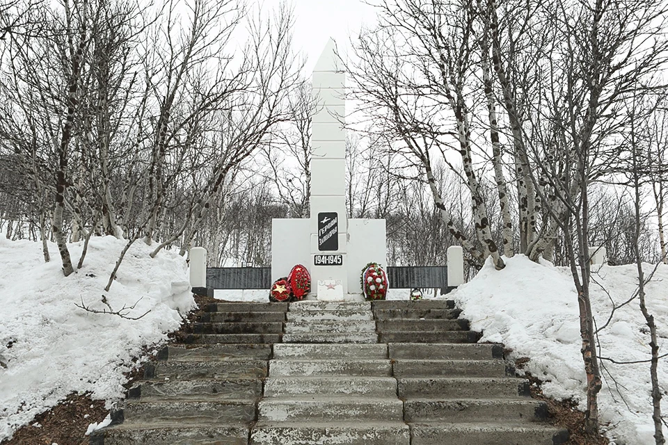 Депутаты и сотрудники аппарата Мурманской областной Думы навели порядок на подшефной братской могиле на 1447 километре федеральной трассы «Кола».