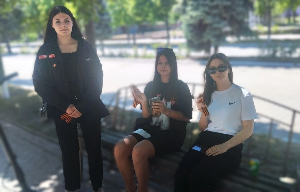 Ленточки раздают на улицах города. Фото - тг-канал администрации Токмака