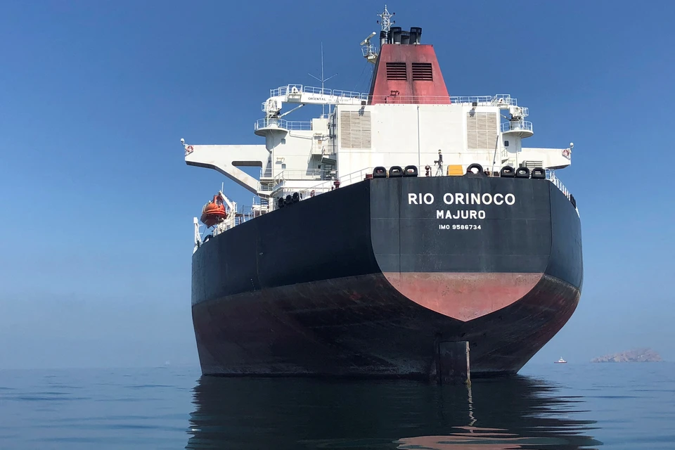В проливе Дарданеллы у следующего в РФ 180-метрового танкера отказал двигатель