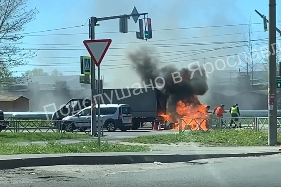 В Ярославле загорелась одежда на дорожном рабочем. Скриншот с видео, группа "Подслушано в Ярославле" ВКонтакте