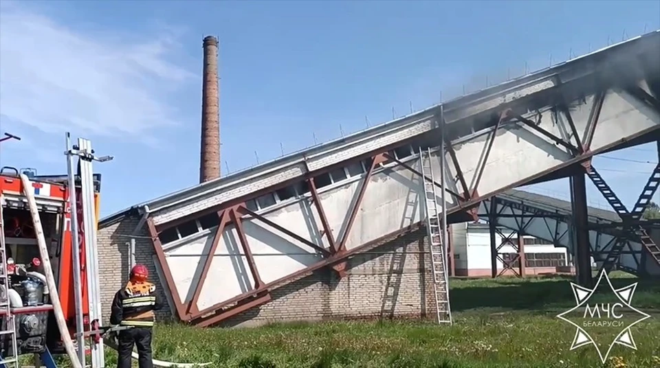 В Старобине на заводе спасатели ликвидировали крупное возгорание. Скриншот видео с телеграм-канала «МЧС Беларуси».