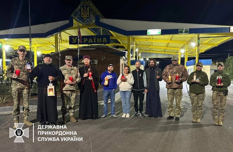 Благодатный огонь на границе. Фото: Государственная пограничная служба Украины