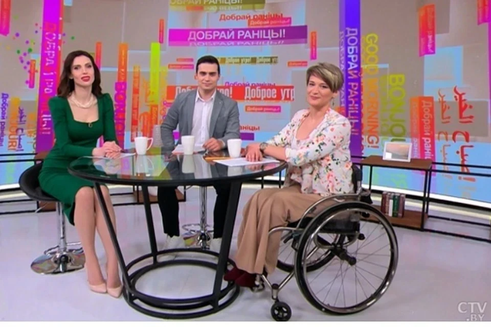 Первая белорусская телеведущая в инвалидном кресле Алеся Алехнович рассказала, что ей помогло победить онкологию. Фото: кадр видео СТВ.