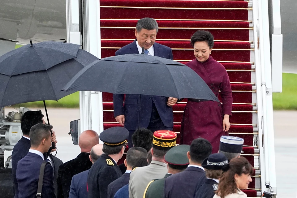 Председатель КНР Си Цзиньпин прибыл с государственным визитом во Францию
