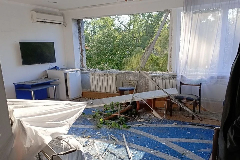 В результате прямого попадания дрона ВСУ в центре Горловки повреждена гостиница. Фото: ТГ/Прихидько
