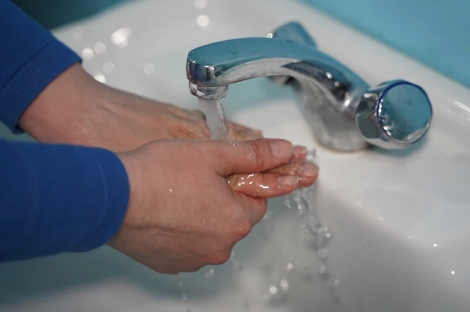 Лучше всего мыть руки под теплой водой.