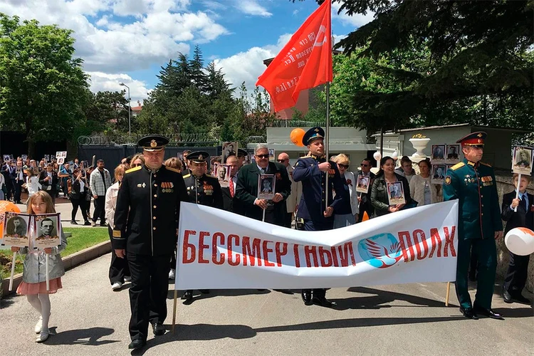 Люди несли портреты дедов-героев и пели советские песни: акция «Бессмертный полк» прошла по всему миру