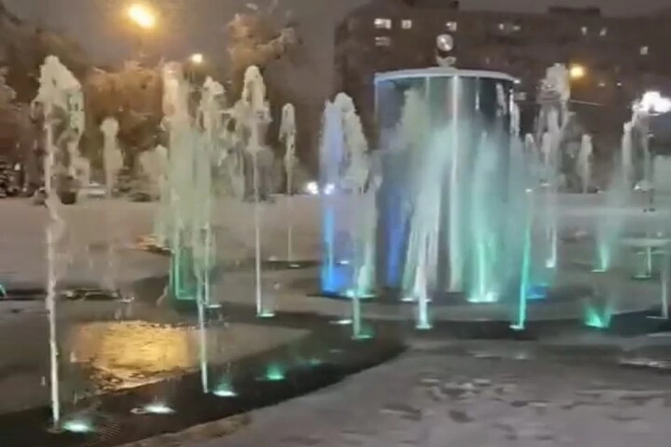 В Тюмени поздним вечером фонтаны пели под снегопад.