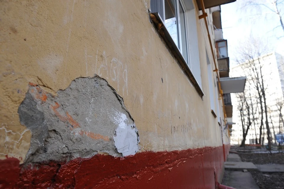 Прокуратура реагирует на сообщения о проблемах с фасадом жилого дома в Магадане