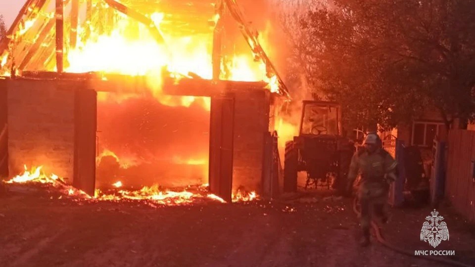 В результате пожара сгорел гараж. Фото - тг-канал МЧС ЛНР