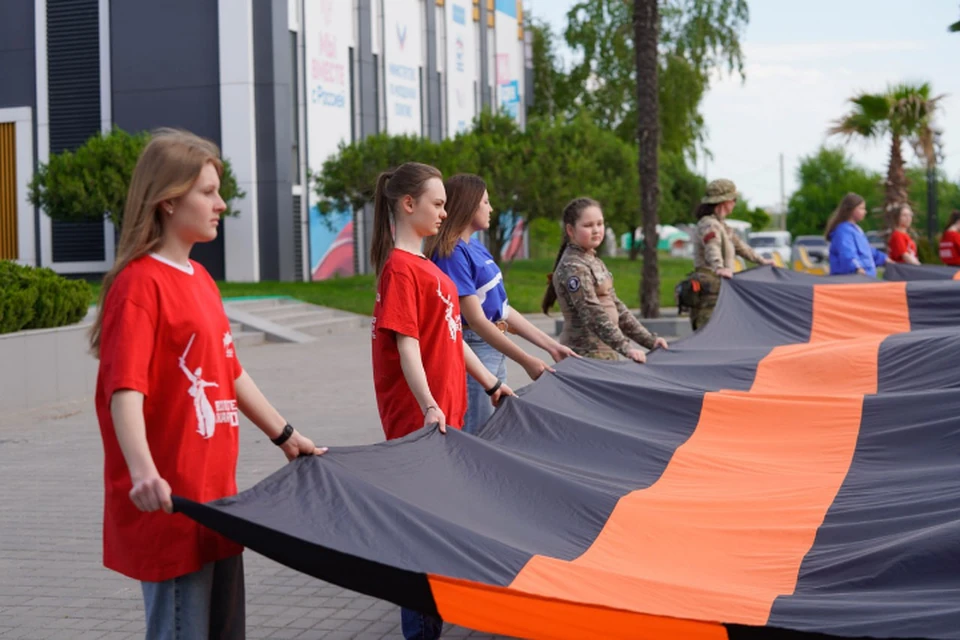 В преддверии Дня Победы активисты молодежных движений в Мелитополе развернули 30-метровую георгиевскую ленту. ФОТО: Юг Молодой