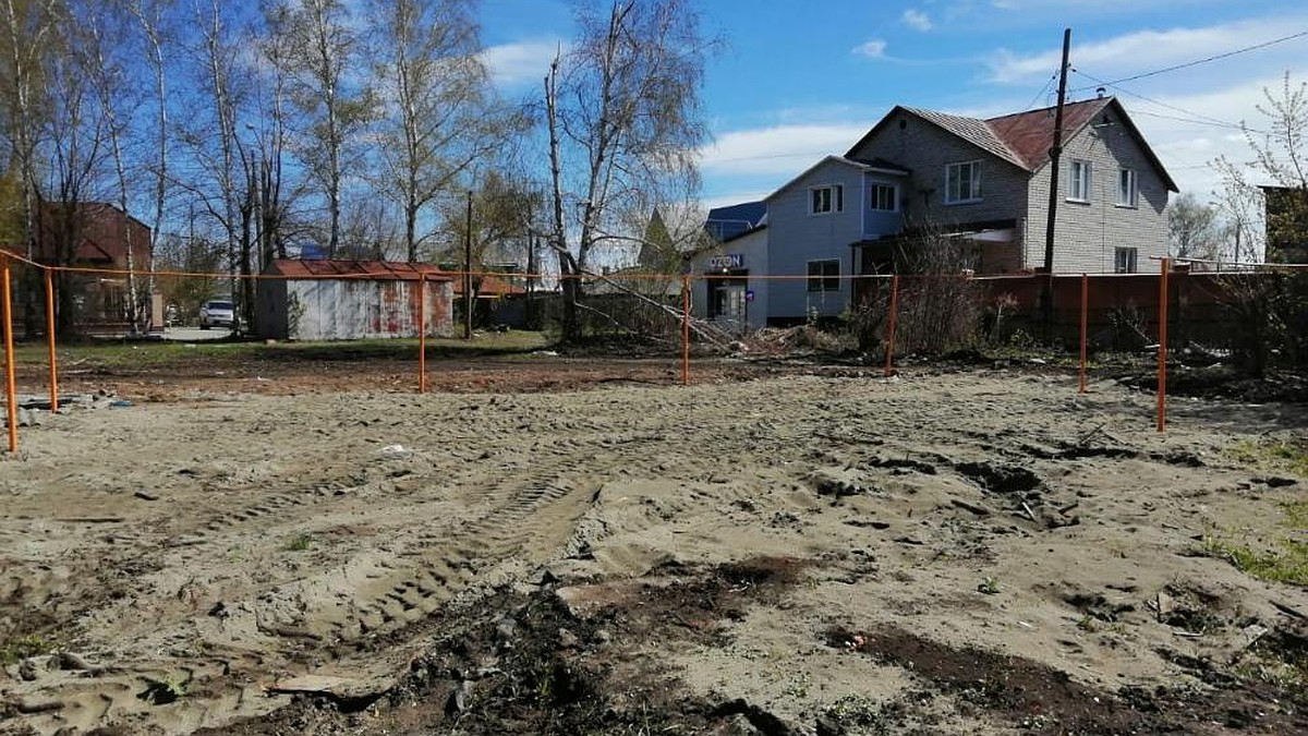 Аварийный многоквартирный дом снесли в Барнауле - KP.RU