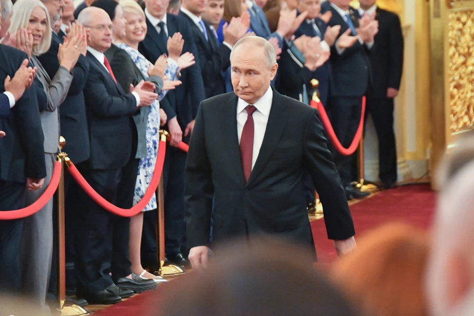 Президент прошел через Георгиевский, Александровский и Андреевский залы, приветствуя гостей церемонии