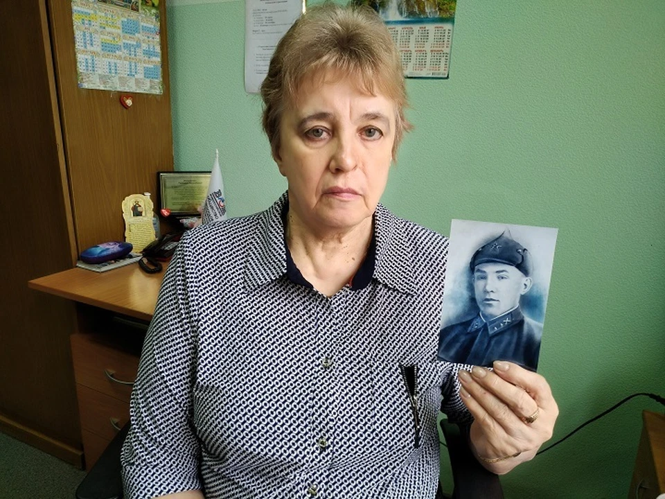 Татьяна Крестьянова, председатель городского общества инвалидов (г. Березовский), с фото отца, назвавшего ее в память о подвиге Космодемьянской.
