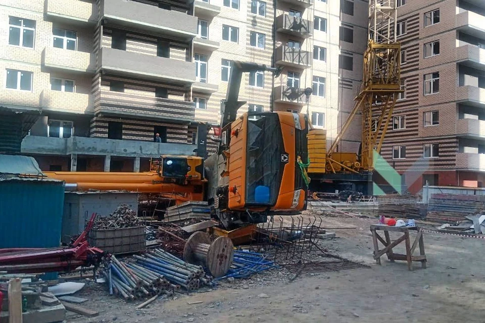 Автокран упал на улице Конгрессной Фото: МЦУ Краснодара