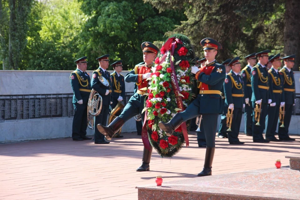 На Воскресенском кладбище Саратова возложили цветы к мемориалу «Воин-освободитель» (фото: тг "Лада Мокроусова")