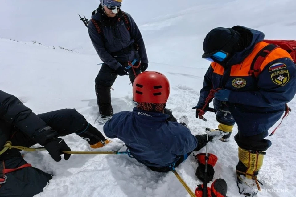 Спасатели МЧС России на Эльбрусе эвакуировали альпиниста из Иркутска. Фото: ГУ МЧС России По КБР