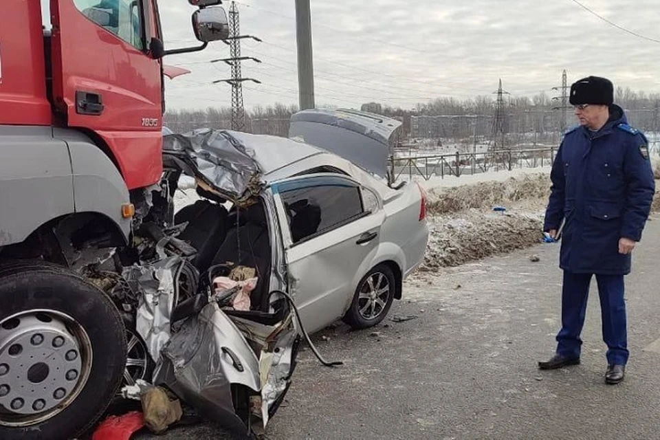 Пьяный водитель фуры выехал на встречку и врезался в легковушку.