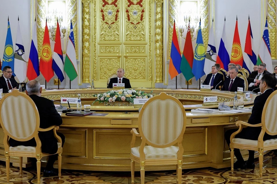 Опубликовано видео рабочего обеда Владимира Путина с лидерами ЕАЭС