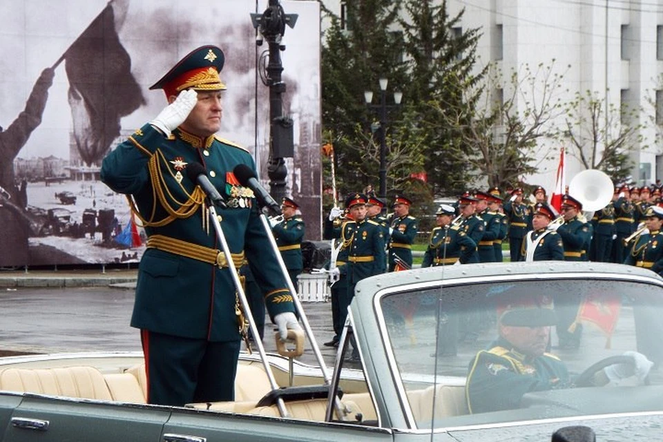 Традиционный парад войск прошел на площади имени Ленина