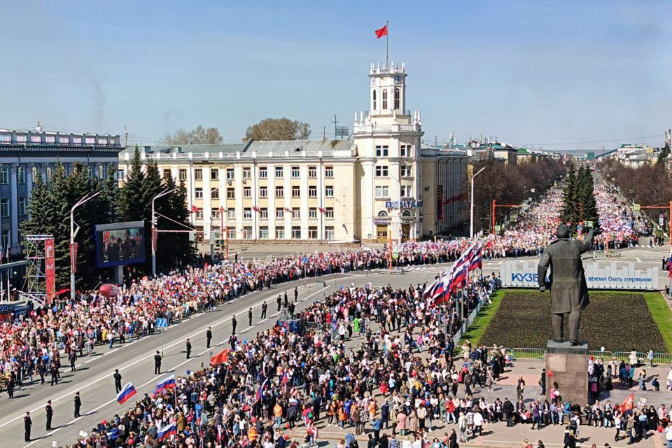«Бессмертный полк» - 2024 собрал в Кузбассе сотни тысяч жителей. Фото: Евгений ГОРБАЧЕВ