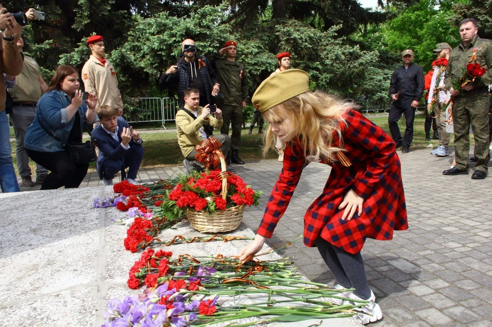 В Геническе возложили цветы к памятнику Скорбящей матери