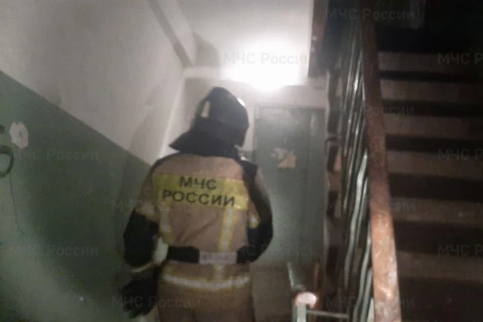 Одного человека из горящего дома вывели сотрудники звена газодымозащитной службы Фото: архив ГУ МЧС по Свердловской области