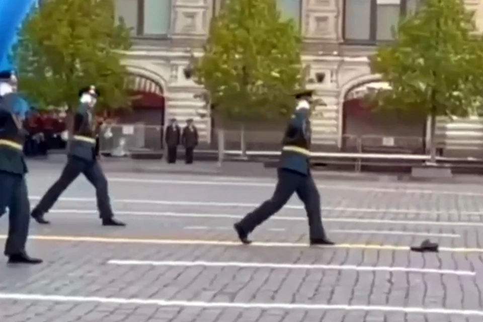 Обувь быстро убрали с площади, однако военнослужащий продолжил маршировать без обуви дальше