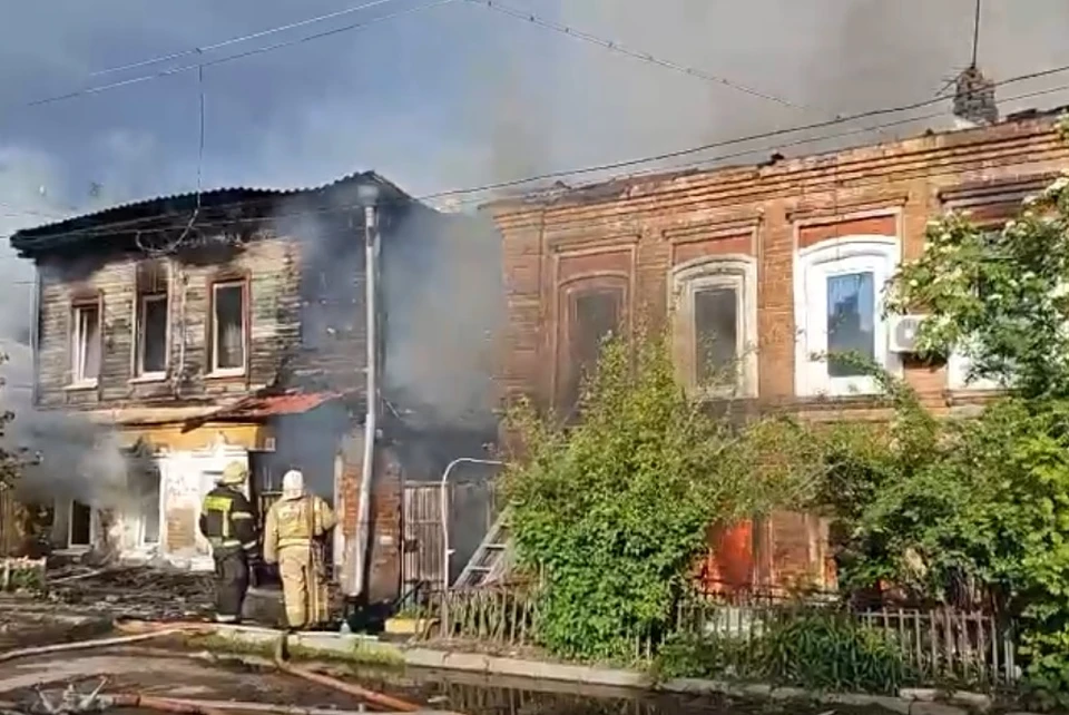 Огонь охватил два частных двухэтажных дома и надворные постройки / Фото: Евгений Щекин