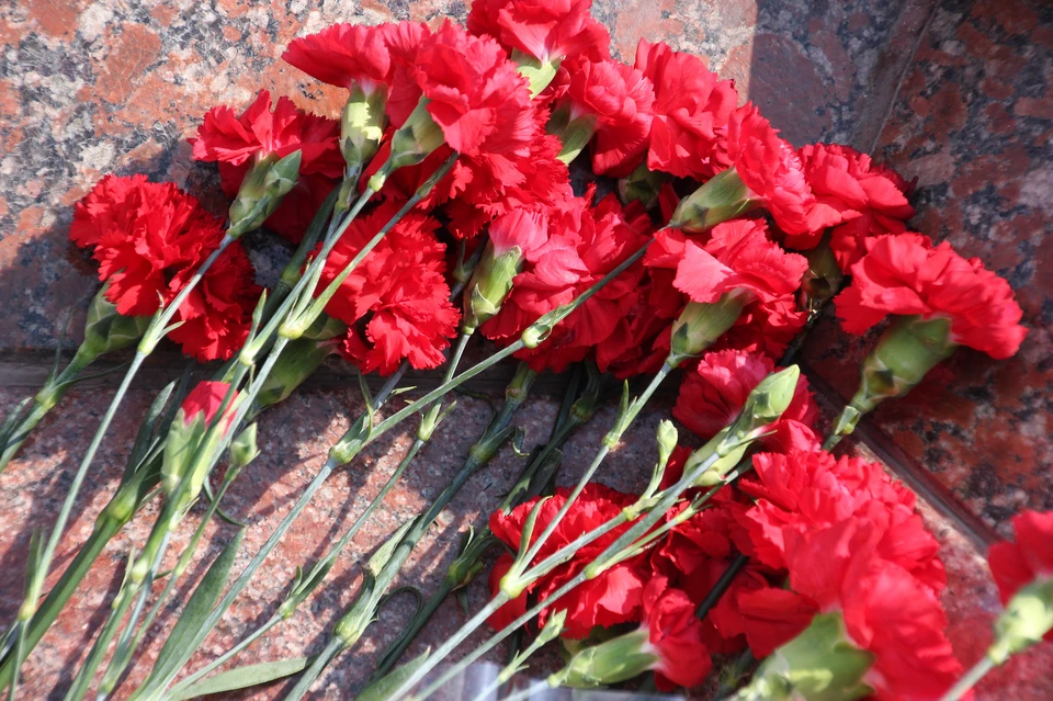 Жители и гости города смогли возложить цветы к обновленному памятнику девушкам-зенитчицам