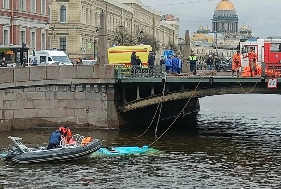 Число погибших при падении автобуса в Петербурге выросло до трех человек. Фото: Megapolisonline