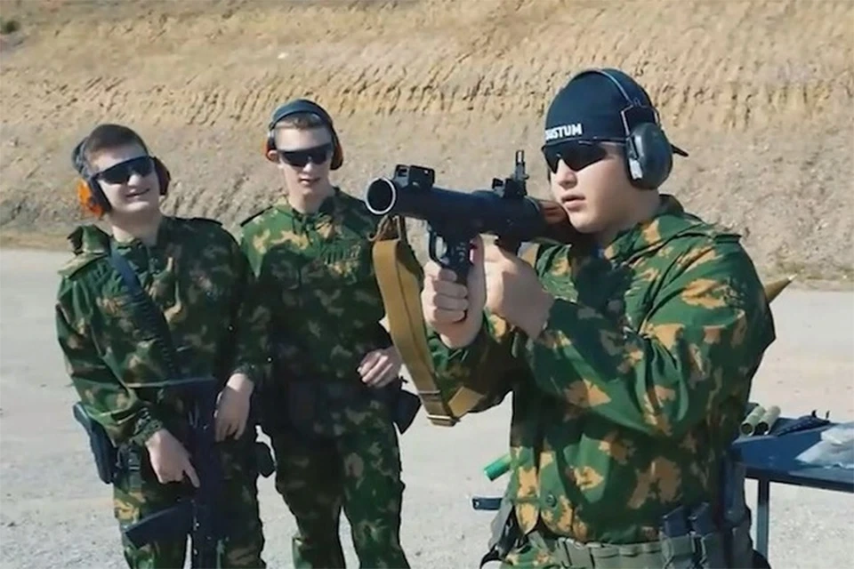 Адам Кадыров с братьями. Фото: страница героя публикации в соцсети.