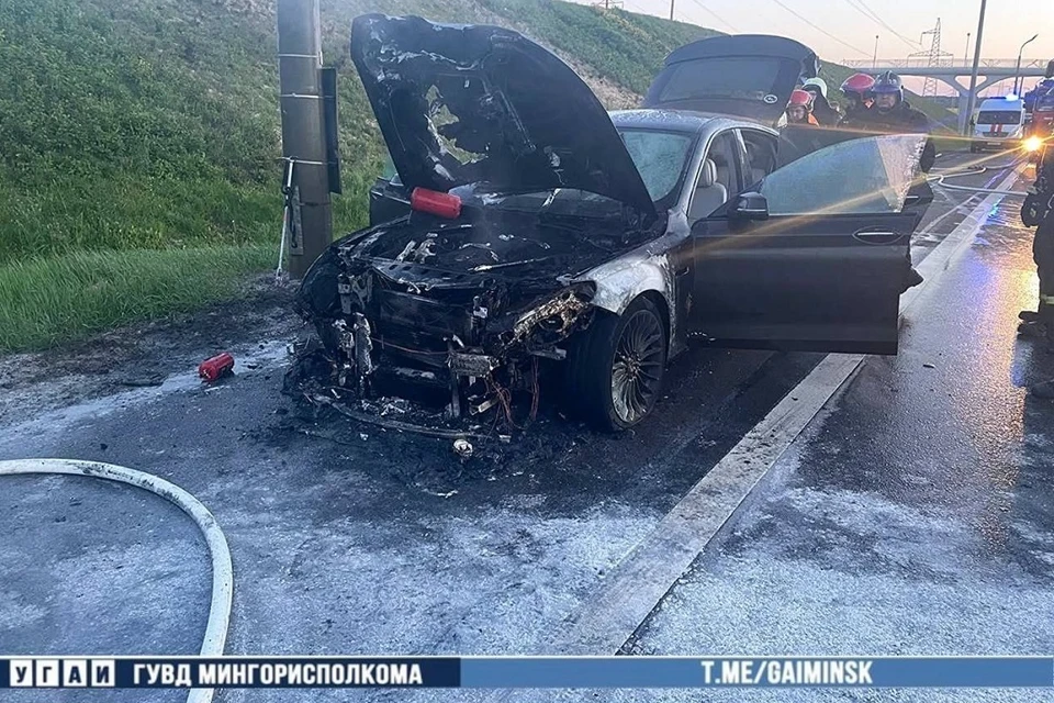 BMW полностью выгорел на МКАД в Минске. Фото: УГАИ ГУВД Мингорисполкома.
