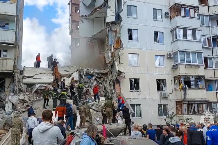Хроника трагедии в Белгороде: Под завалами дома ищут людей