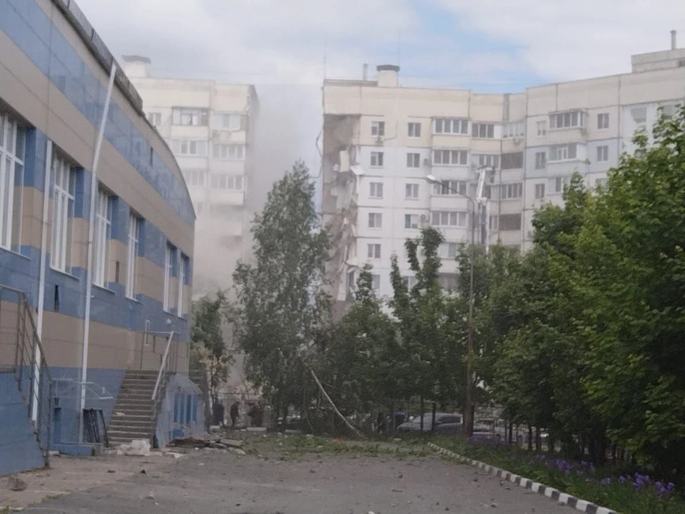 Спасатели достали мужчину из-под завалов в Белгороде, пробив бетонную стену