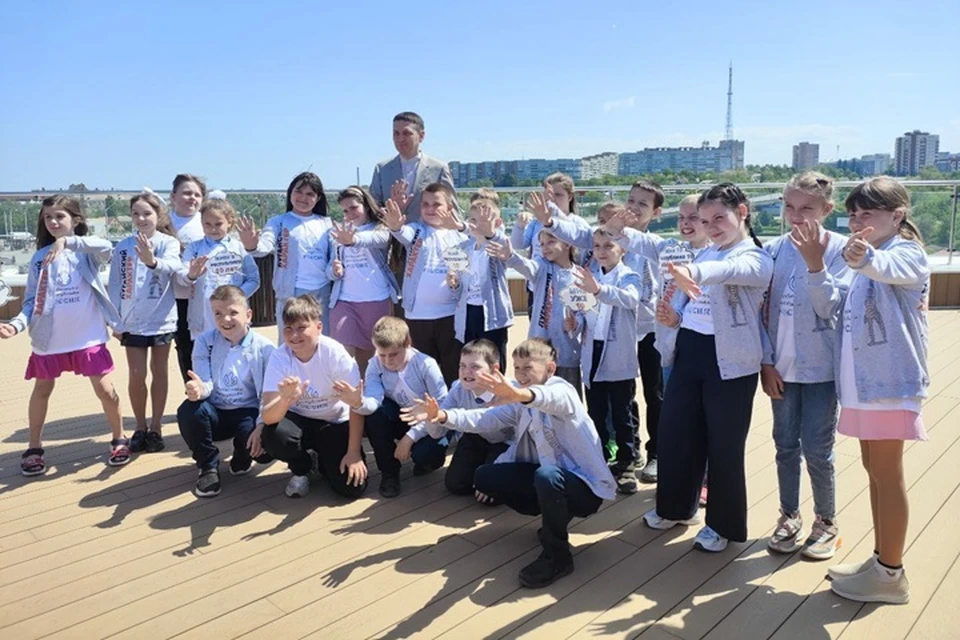 В Луганске поздравили детей-ровесников республики