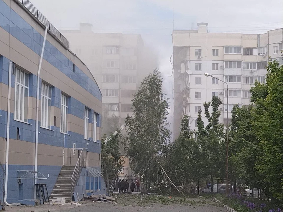 Тяжелую технику включили в работу по разбору завалов рухнувшего дома в Белгороде