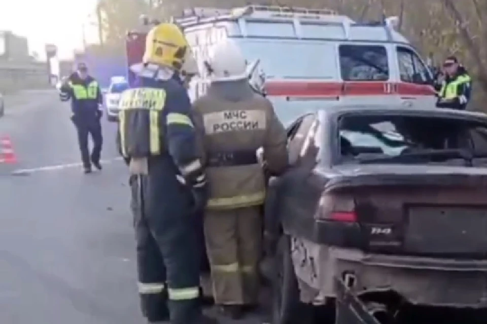 Последствия смертельного ДТП с автобусом в Новосибирске попали на видео. Фото: спасатели МАСС